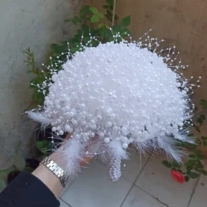 Beyaz tüllü boncuk çiçeği